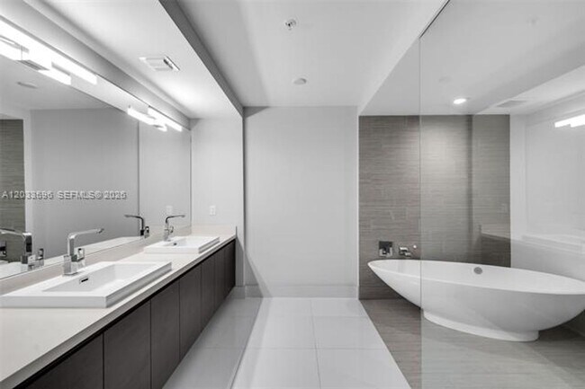 Building Photo - 300 Sunny Isles Blvd