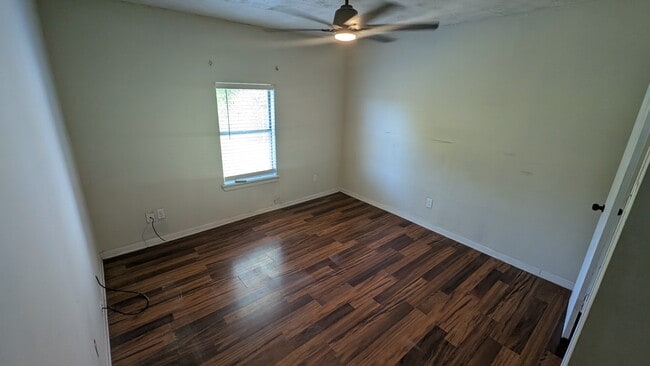 Building Photo - 1607 Bells Dr