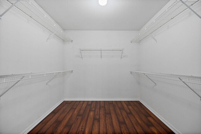 Building Photo - Modern 4-Bedroom Home with 5-Piece Primary...