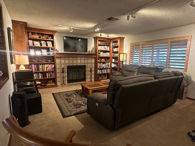 Building Photo - 1055 Corwin Pl