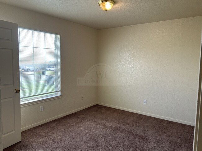 Building Photo - 1600 Dugger Cir