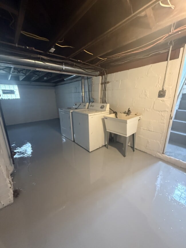 Building Photo - 221 E Bennett St