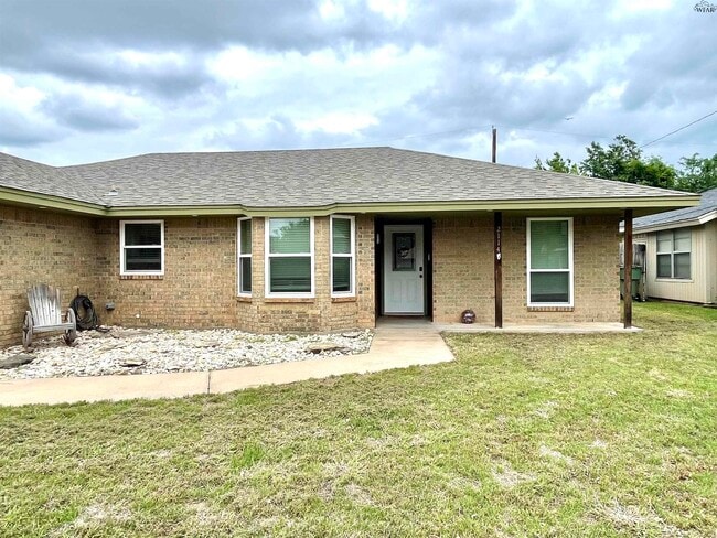 Building Photo - 2114 Selma Dr