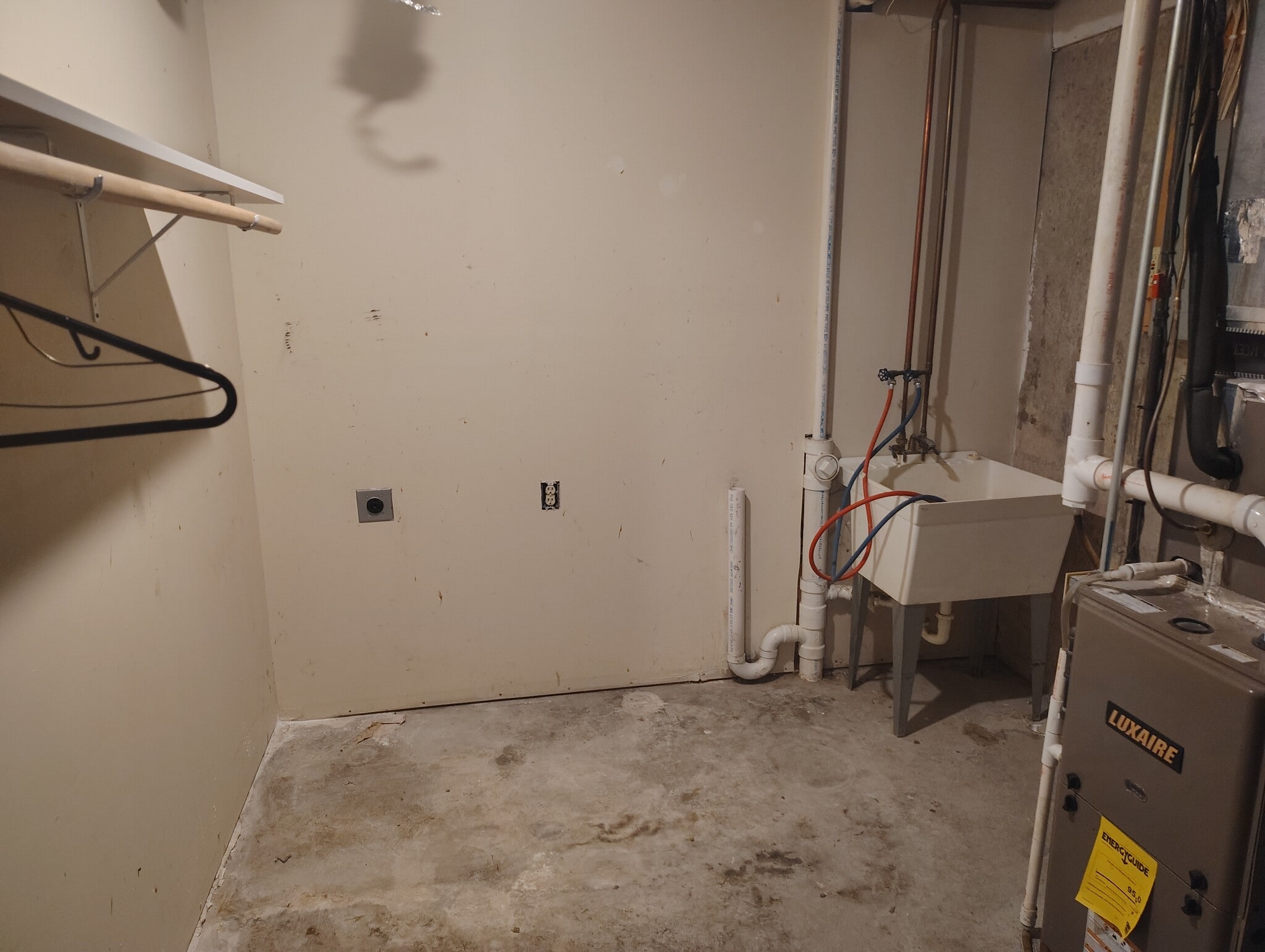 Laundry room w/hook ups - 700 Iroquois Ct