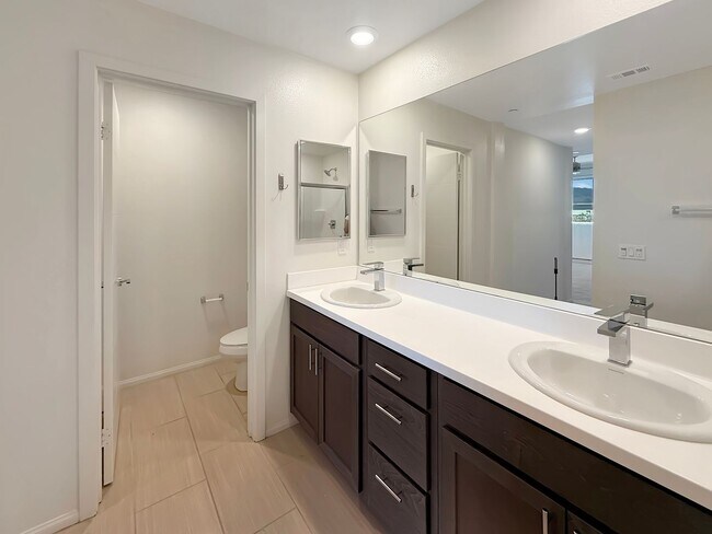 Building Photo - Spacious 4BR/3.5BA Townhome in Otay Ranch ...