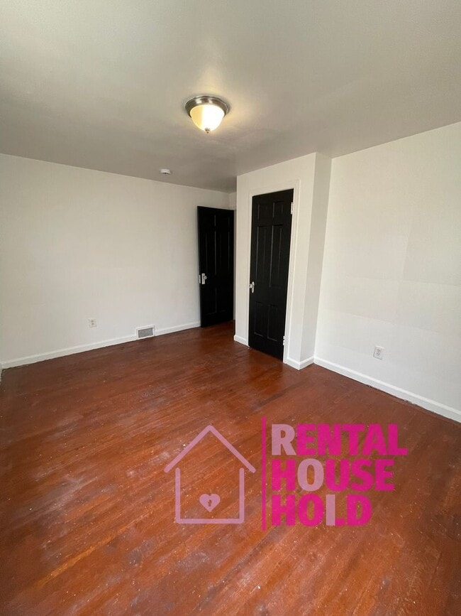 Building Photo - ~ 3 BEDROOM | 1 BATH | FREE PRE SCREEN