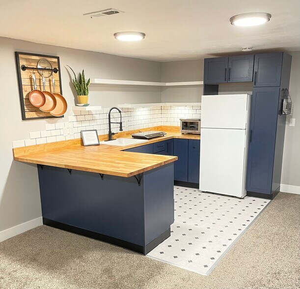 Kitchenette - 165 W Midway Blvd