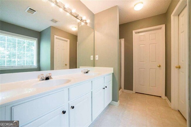 Building Photo - 3495 Ridgefair Dr