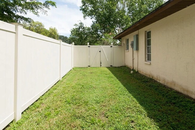 Building Photo - 423 Whispering Oaks Ct