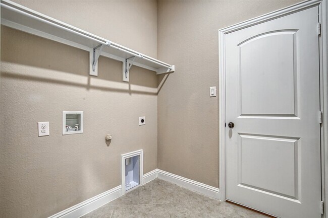 Building Photo - 330 Sweetspire Dr