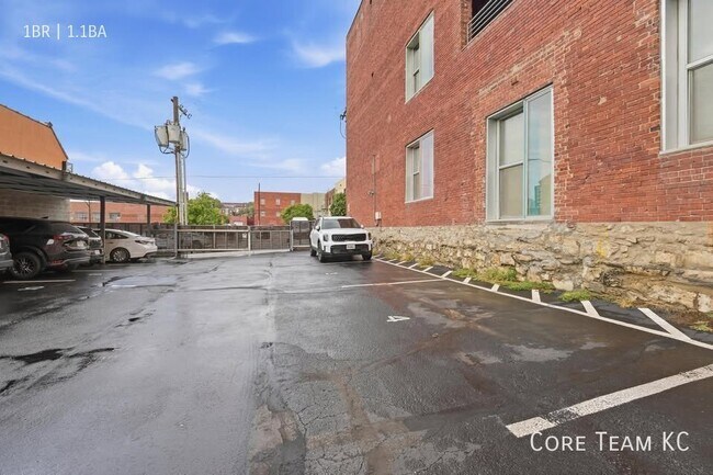 Building Photo - 1803 Wyandotte St