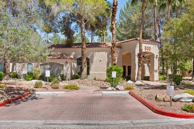 Building Photo - 2-Bedroom Condo in Gated Community!