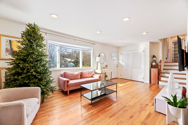 Building Photo - 446 Roedel Plz