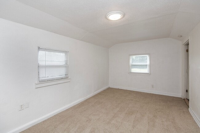 Building Photo - Amazing 3 Bedroom 1 Bathroom Home
