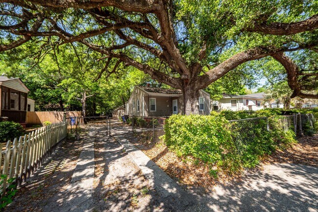 Building Photo - 3 Bedroom, 1 Bathroom Home in Dorchester Terrace - North Charleston