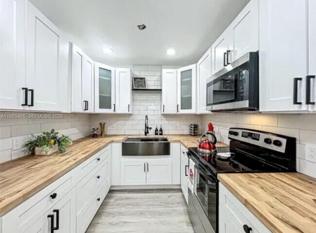 Building Photo - 5345 Avon Ct