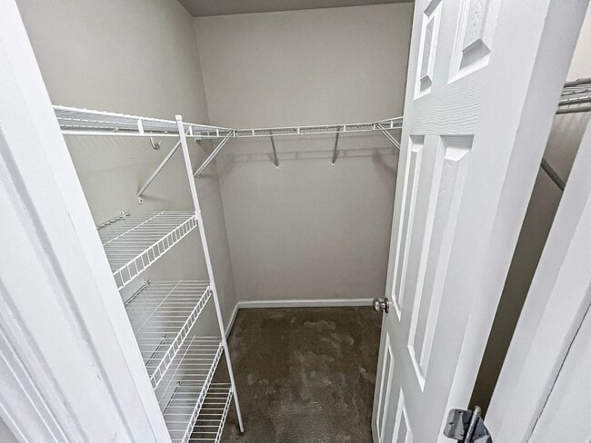 Building Photo - Beautiful and Spacious 3 Bed 2/2 Bath Bric...