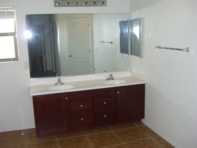 Building Photo - 6907 S Emerald Pl