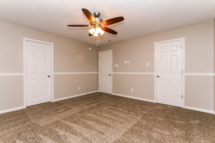 Building Photo - 2425 Woodmont Ct