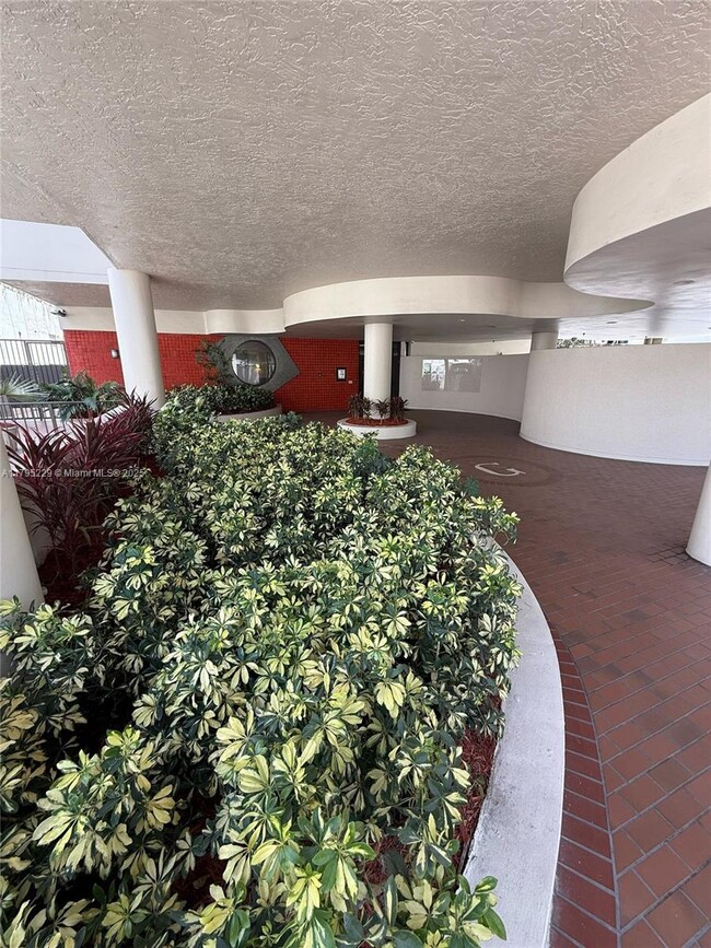 Primary Photo - 1623 Collins Ave