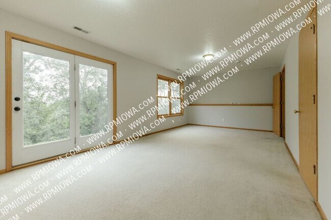 Building Photo - CLOSE TO RACCOON RIVER PARK!! 3 Bed, 2 Bat...