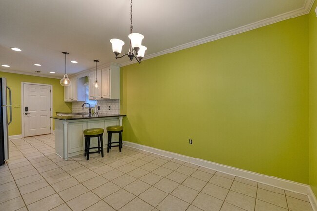 Building Photo - 210 Rivermill Ct