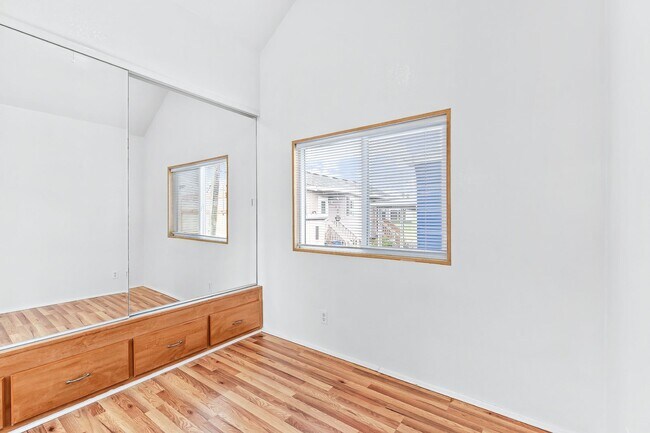 Building Photo - 1 Bed + 1 Bath +  IN THE PLEASURE POINT AREA OF SANTA CRUZ. $2300 Per Month