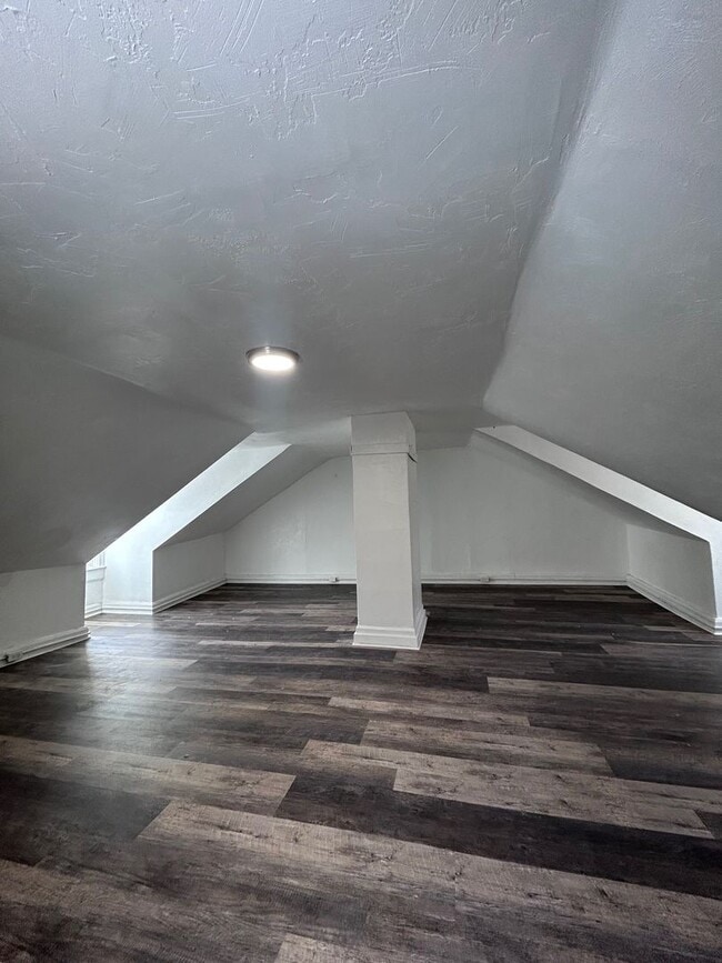 Building Photo - Available NOW - 2 Bedroom - Brighton Heights Area