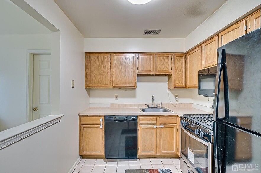 Kitchen - 1138 Waterford Dr