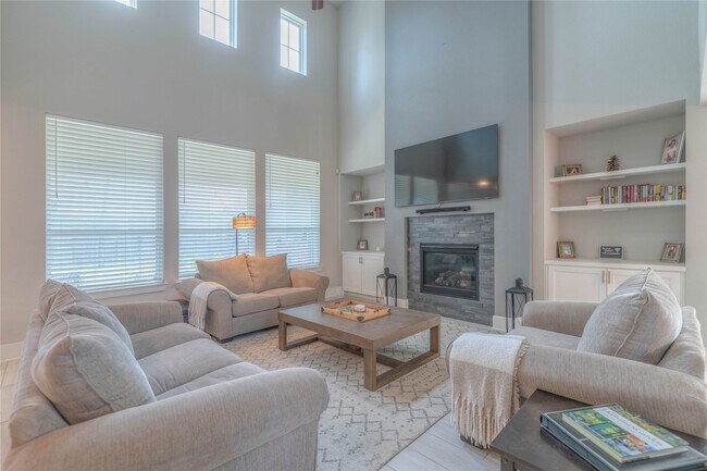 Building Photo - 15006 La Strada Dr