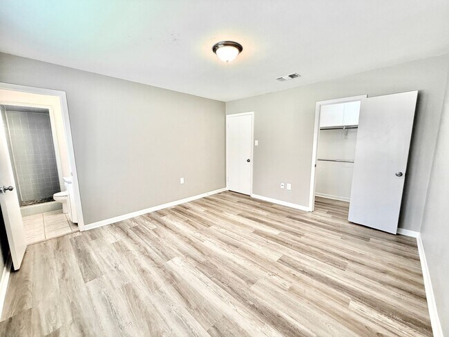 Building Photo - 16820 Dahlgren Ave