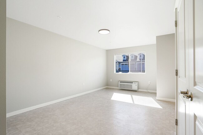 Building Photo - 2Bd/2Ba 2nd Story Apartment Unit - Availab...