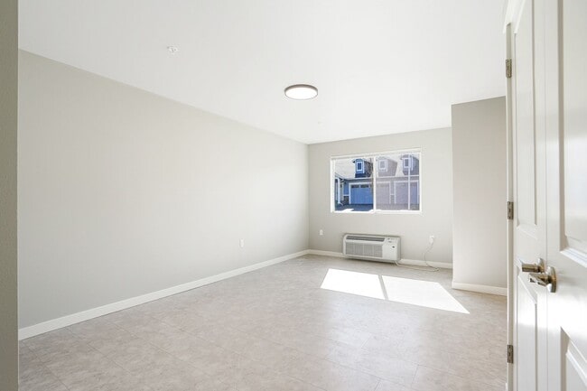 Building Photo - 2Bd/2Ba 2nd Story Apartment Unit - Available Now!