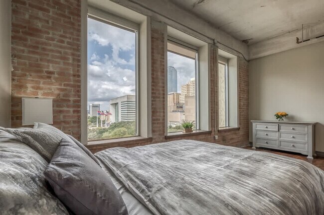 Building Photo - 500 S Ervay St