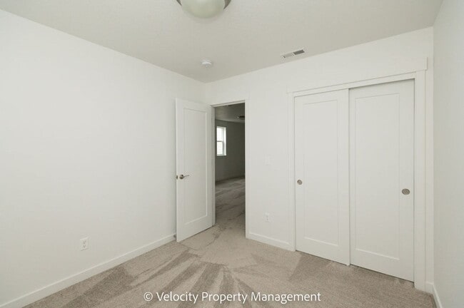 Building Photo - 3 Bedroom Townhome close to Hospital!