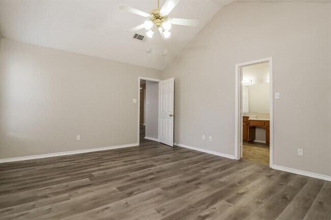 Building Photo - 2310 Summit Dr