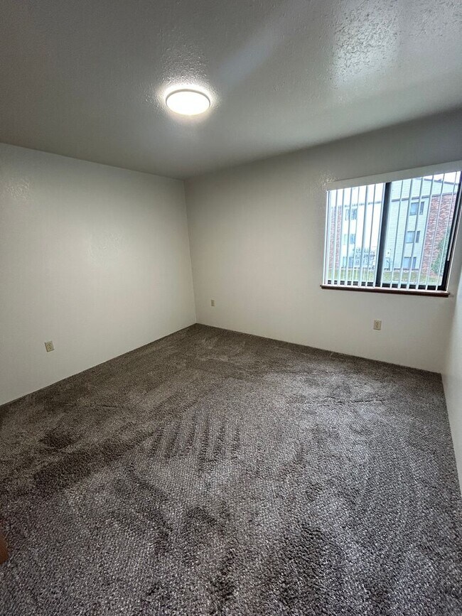 Building Photo - 2 bedroom 1 bath, 2nd floor apartment - Balcony & Central Heat & A/C