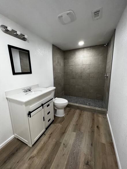 MASTER BATHROOM - 405 N Avenue D