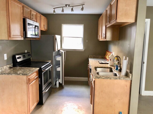 Building Photo - 4 Bedroom 2.5 Bath House in North Central - Downtown Charleston