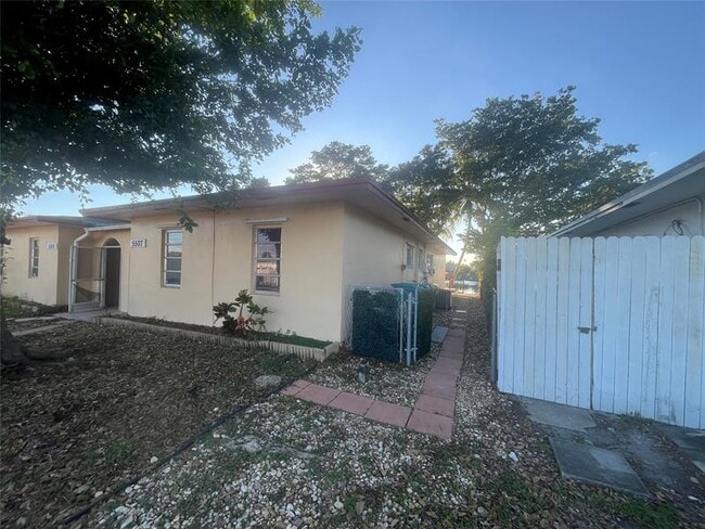 Building Photo - 5507 SW 24th Ave