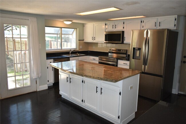 Building Photo - 16407 Westglen Farms Dr