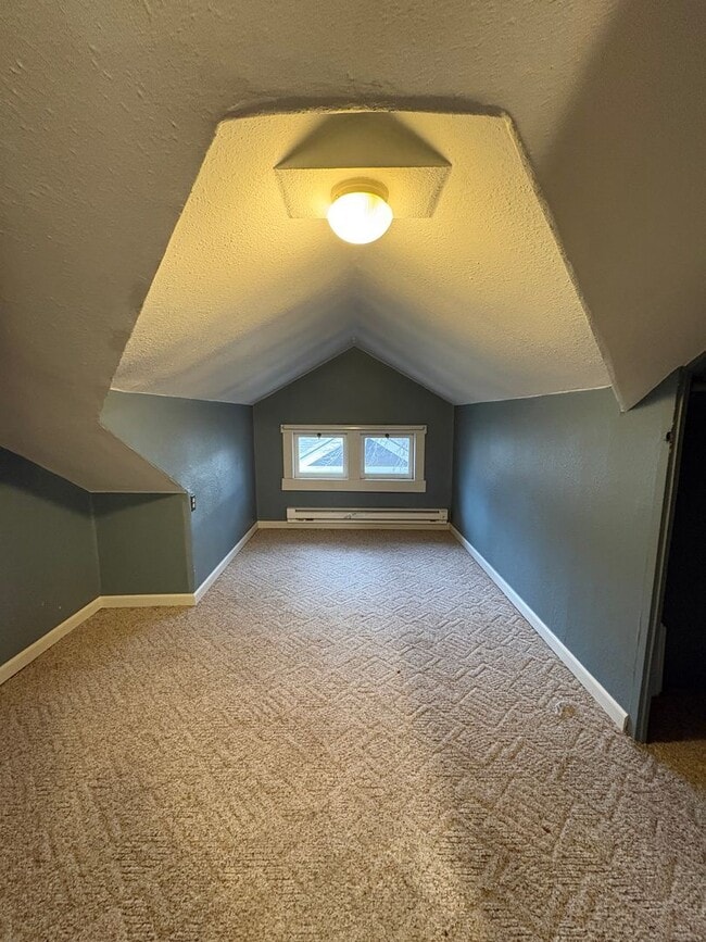 Building Photo - Close to Downtown Upper Level Apartment