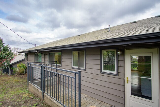 Building Photo - WINTER SPECIAL!! Mid-Century 2bdr with Patio Near OHSU Ready Now!