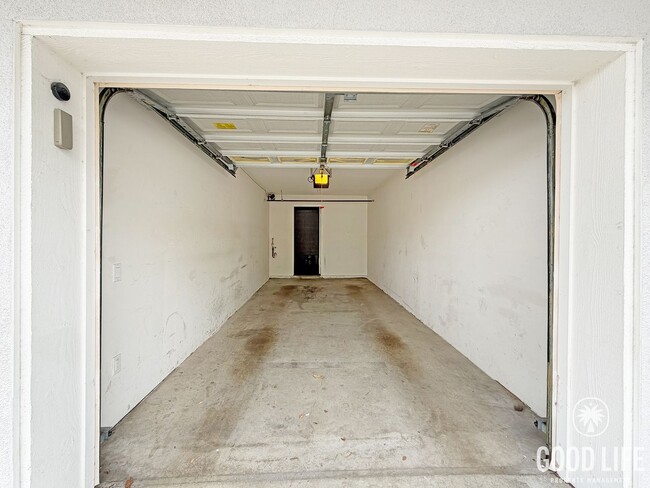 Building Photo - Comfortable 2BD/2BA Condo in La Jolla with Dual Garages, In-Unit Laundry & Pool Access