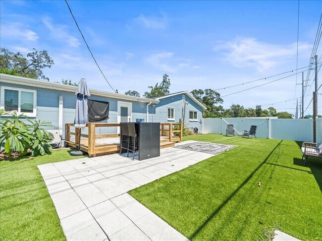 Building Photo - 2200 Capri Dr