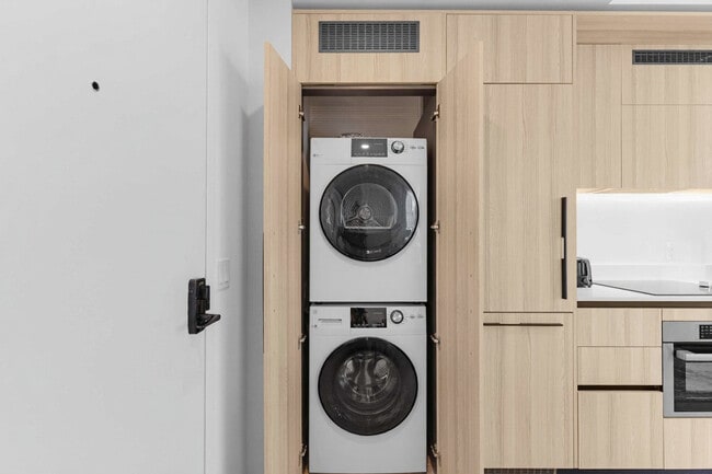 Building Photo - 225 N Miami Ave