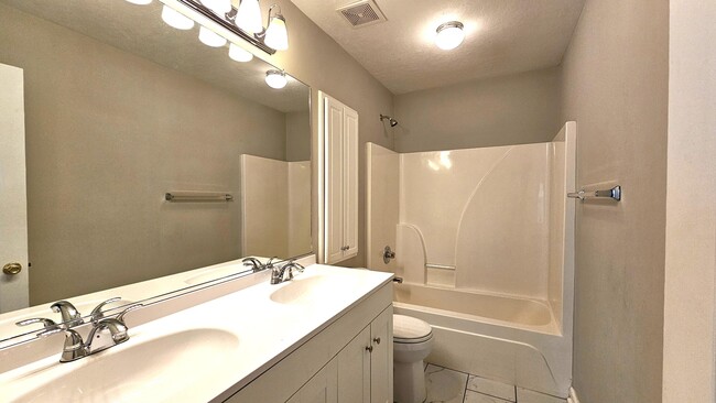 Building Photo - 340 Greendale Pl