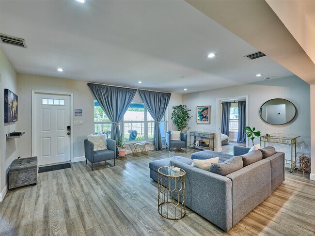 Building Photo - 801 NE 15th St