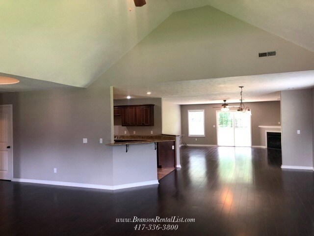 Building Photo - Over 2,000 sqft on one level