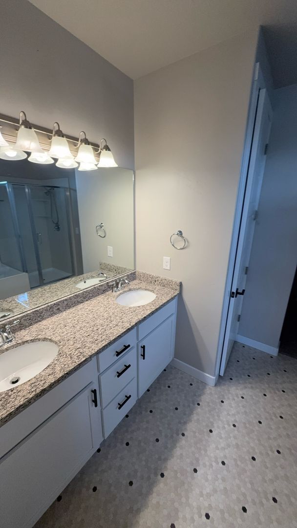 Building Photo - 5 Bedroom/3 Bathroom Harrisville!